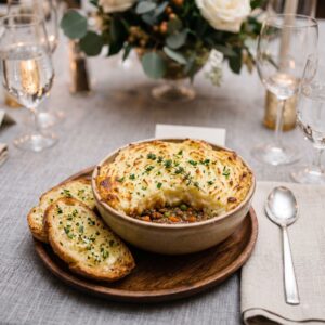 traditional-shepherds-pie-with-garlic-bread